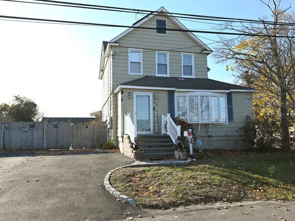 651 Madison Avenue, Lindenhurst, NY 11757