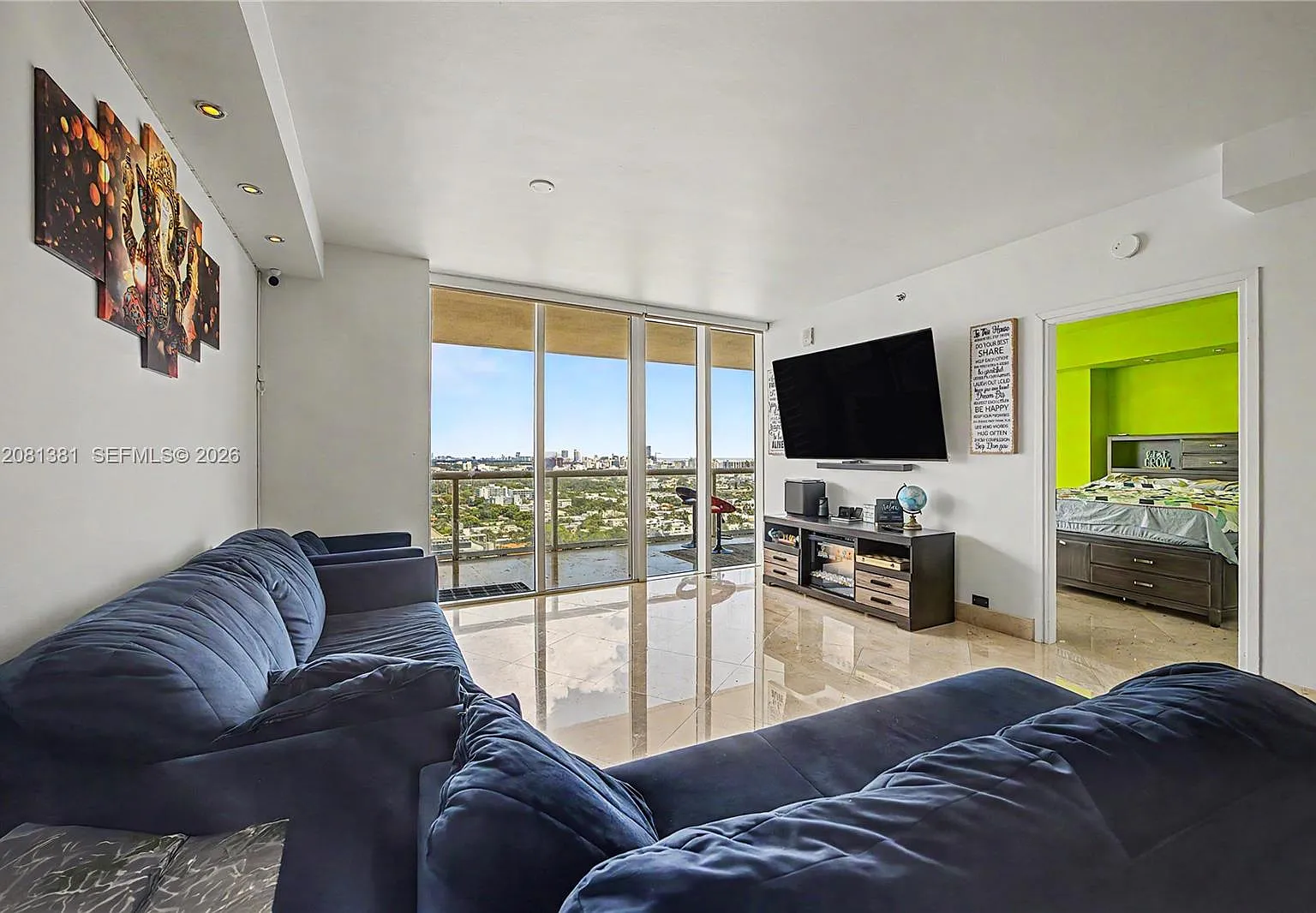 Icon Condo — Photo 1