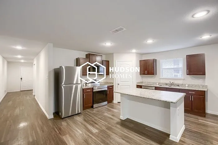 312 Bounding Main St — Photo 5