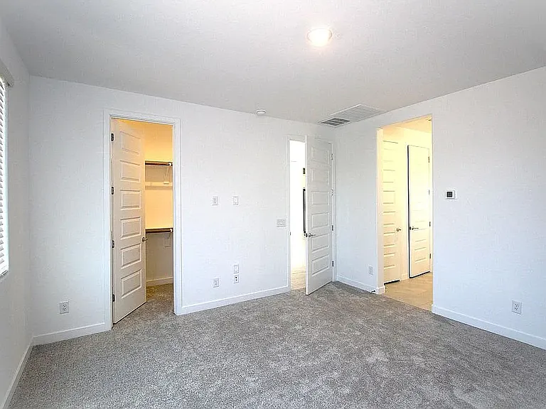 4427 N 94th Dr — Photo 8