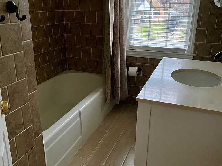 Upstairs full bathroom