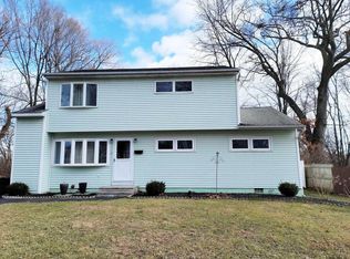 9 Stirrup Dr, Albany, NY 12205