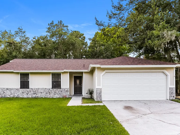 1704 Sandy Hollow Loop — Photo 1