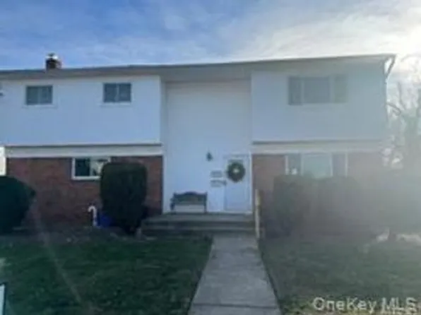3540 Bayview St, Seaford, NY 11783