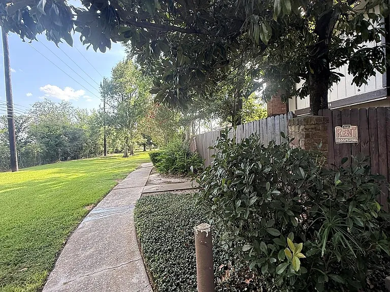 5329 Pinewilde Dr — Photo 3