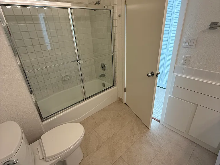 Upstairs guest bath with tub
