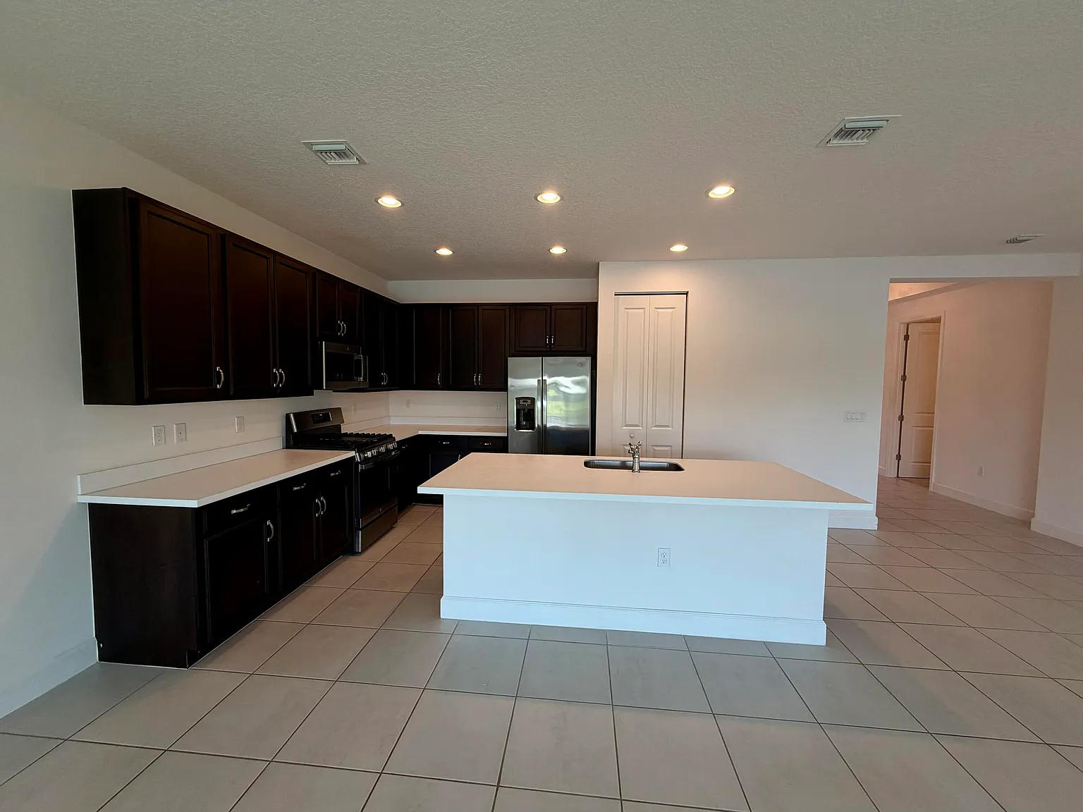 2 bed, 2.0 bath, 1716 sqft, $3,200 — Photo 4
