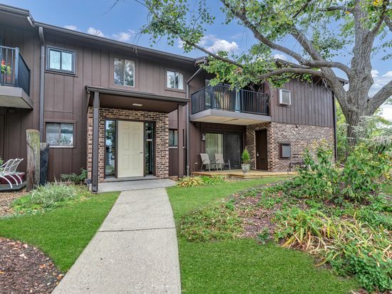 55 W 64th St APT 102, Westmont, IL 60559