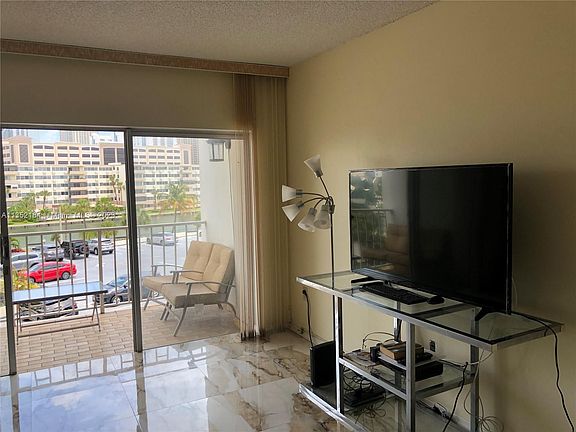 3rd image of 300 Bayview Dr APT 309