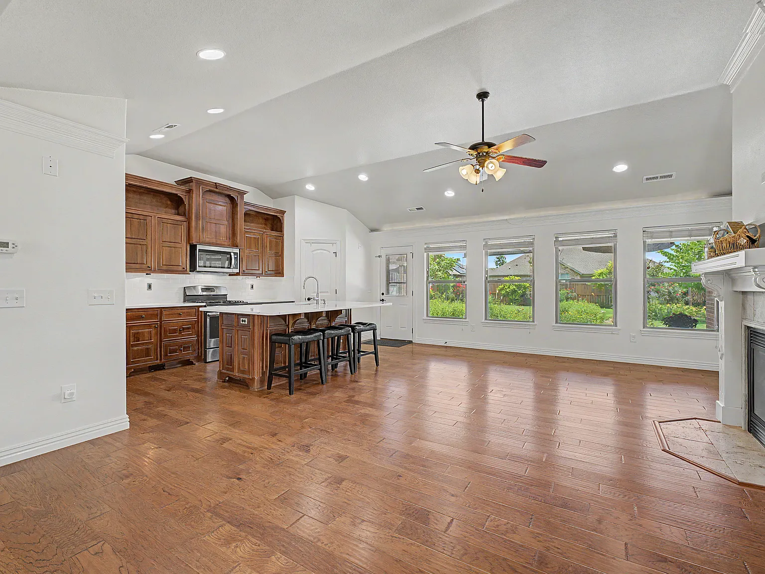 4 bed, 2114 sqft, $2,200 — Photo 3