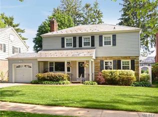 140 Seaman Ave, Rockville Centre, NY 11570