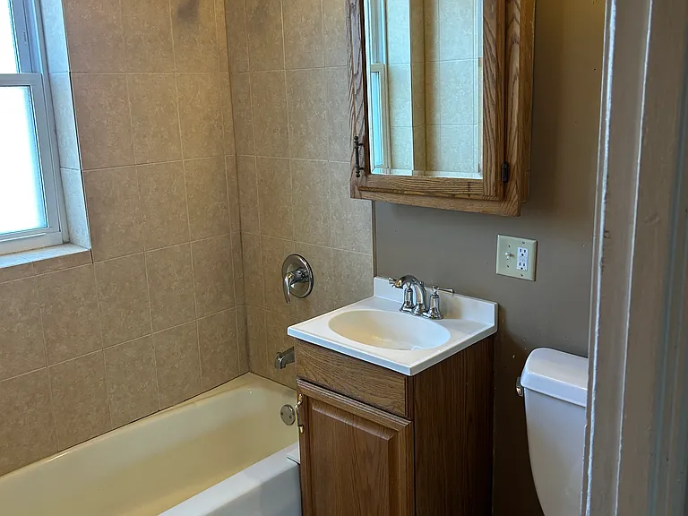 1520 W 80th St #3 — Photo 8