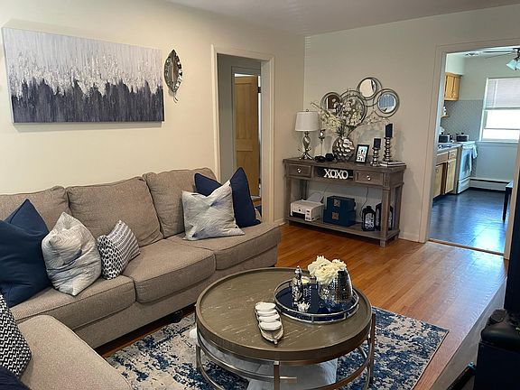 3rd image of 425 Laurel Ave APT 2