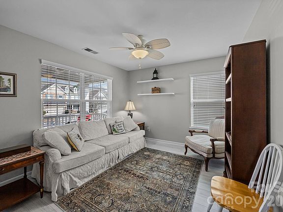 5th image of 112 E Heart Pine Ln
