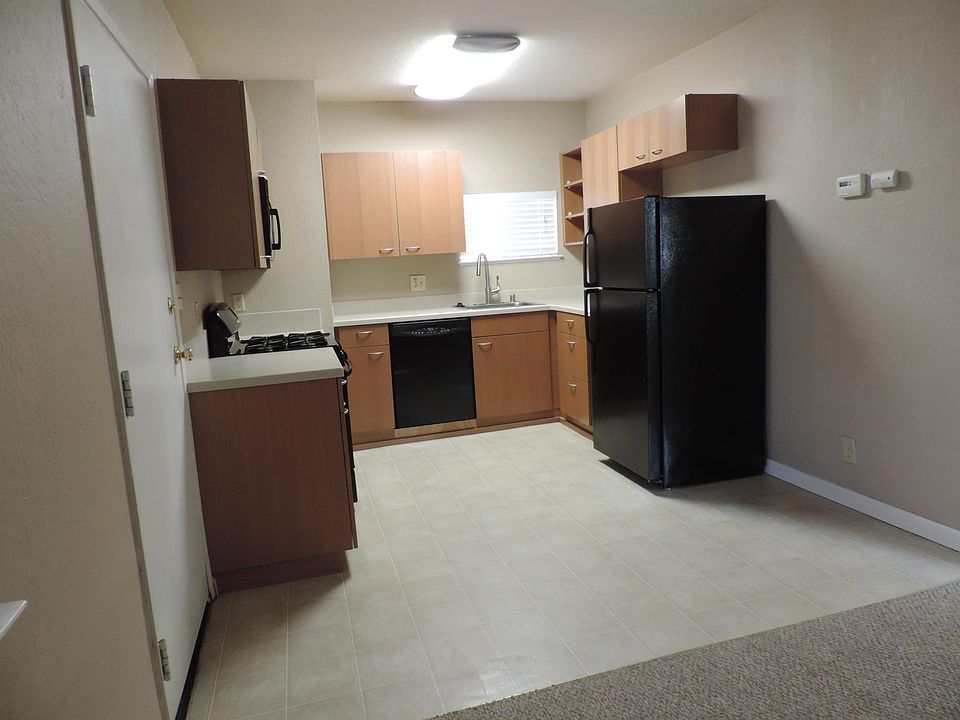 Full kitchen with place for kitchen table and chairs