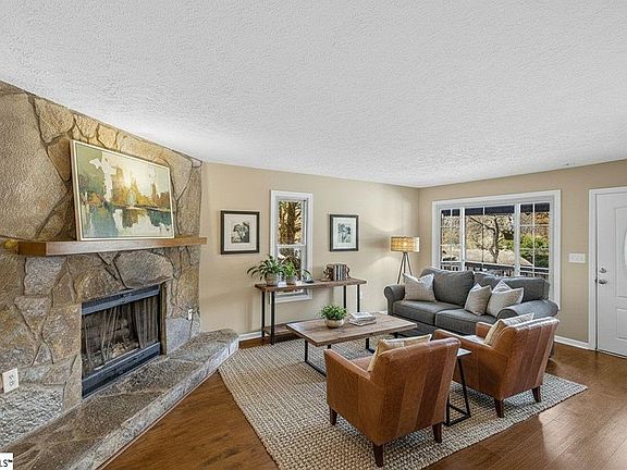 3rd image of 124 Nottingham Ln