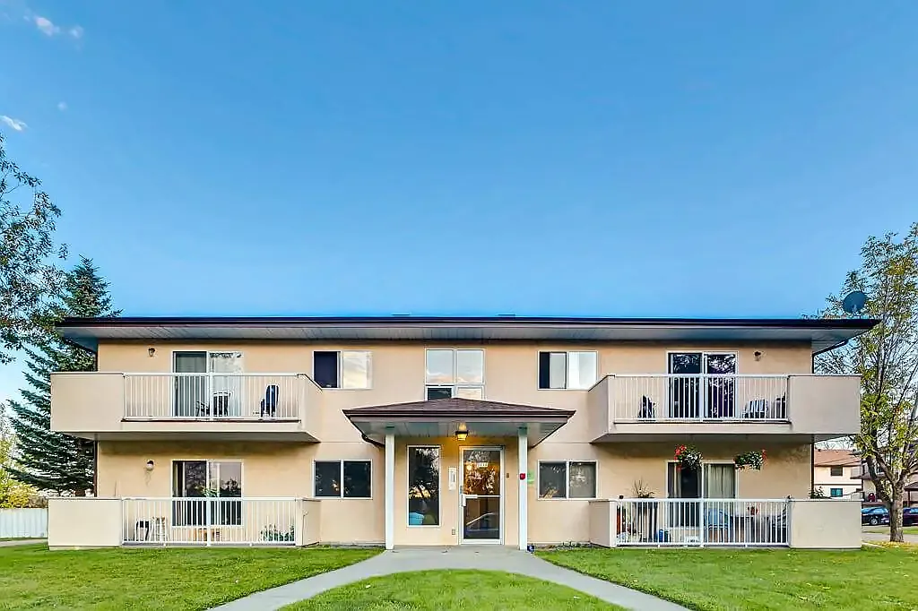 Crowchild Court — Photo 1