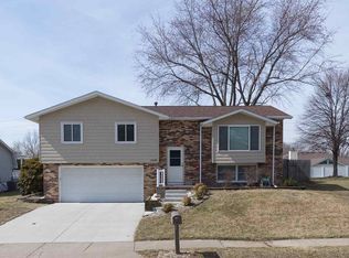 5638 Appomattox Rd, Davenport, IA 52806