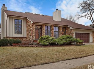 1221 Golf View Dr, Woodridge, IL 60517