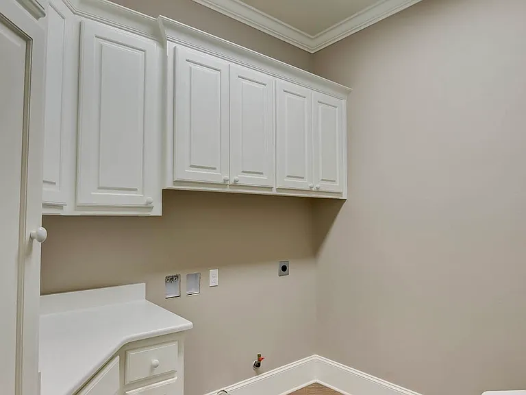 555 Canterbury Ln — Photo 12