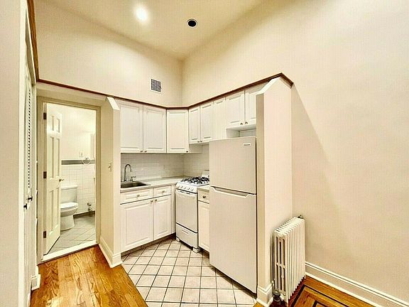 3rd image of 531 W 45th St #1BF