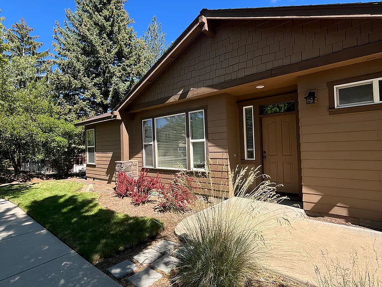 2302 NE Mary Rose Pl #1 — Photo 3