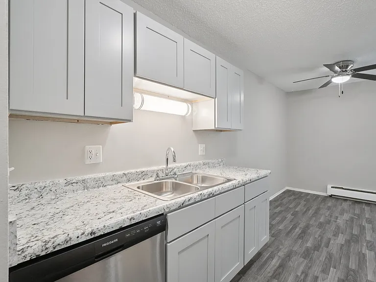 Rochester Square Apartments — Photo 8