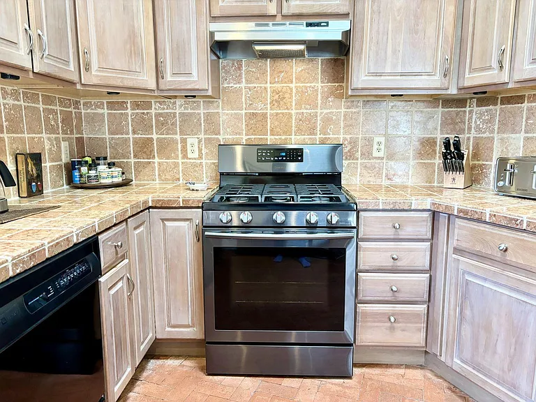 701 E Alameda St — Photo 8