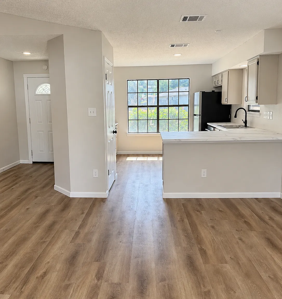 3 bed, 1368 sqft, $2,400 — Photo 1