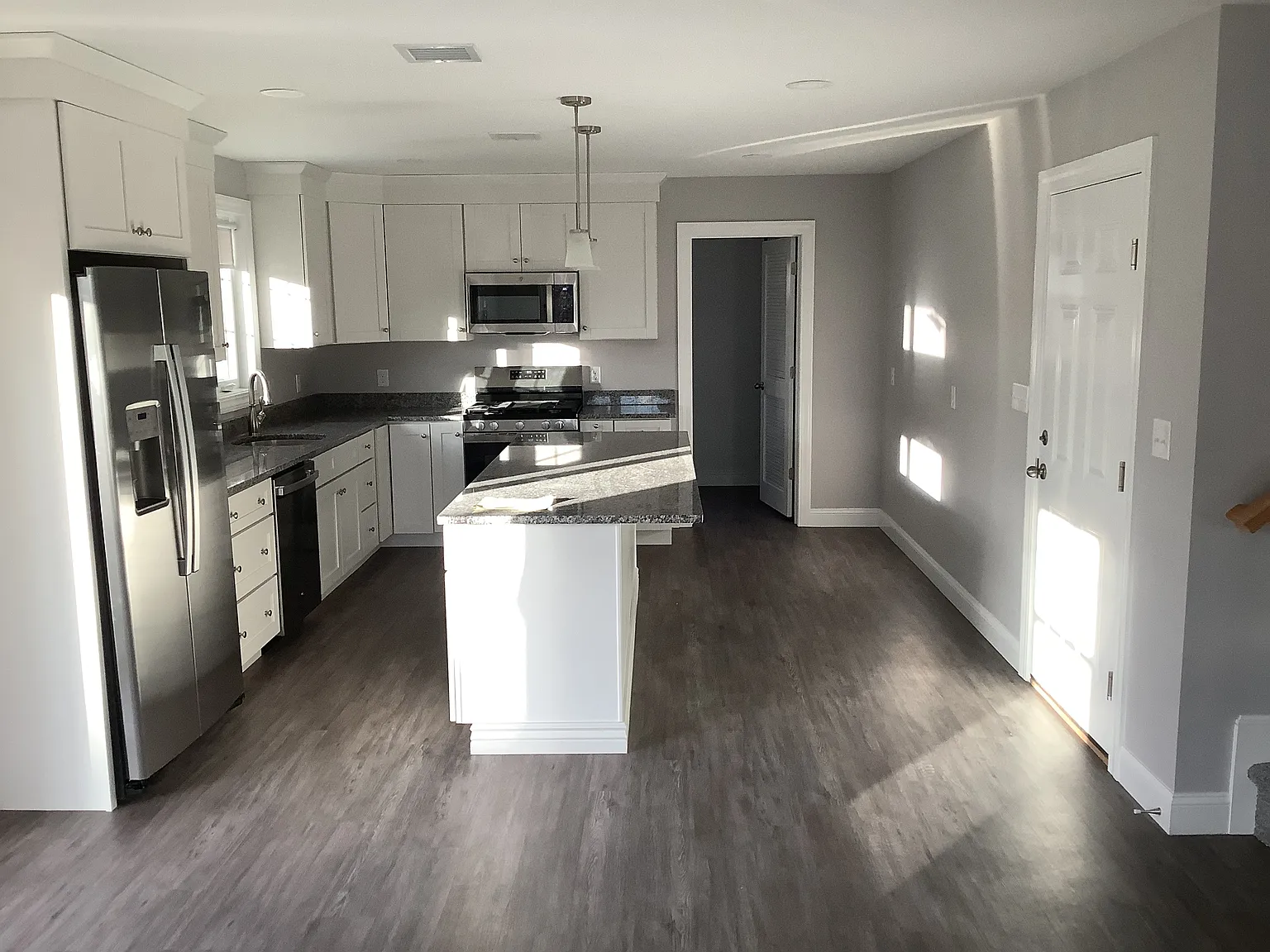 3 bed, 2.5 bath, 2100 sqft, $4,200 — Photo 3