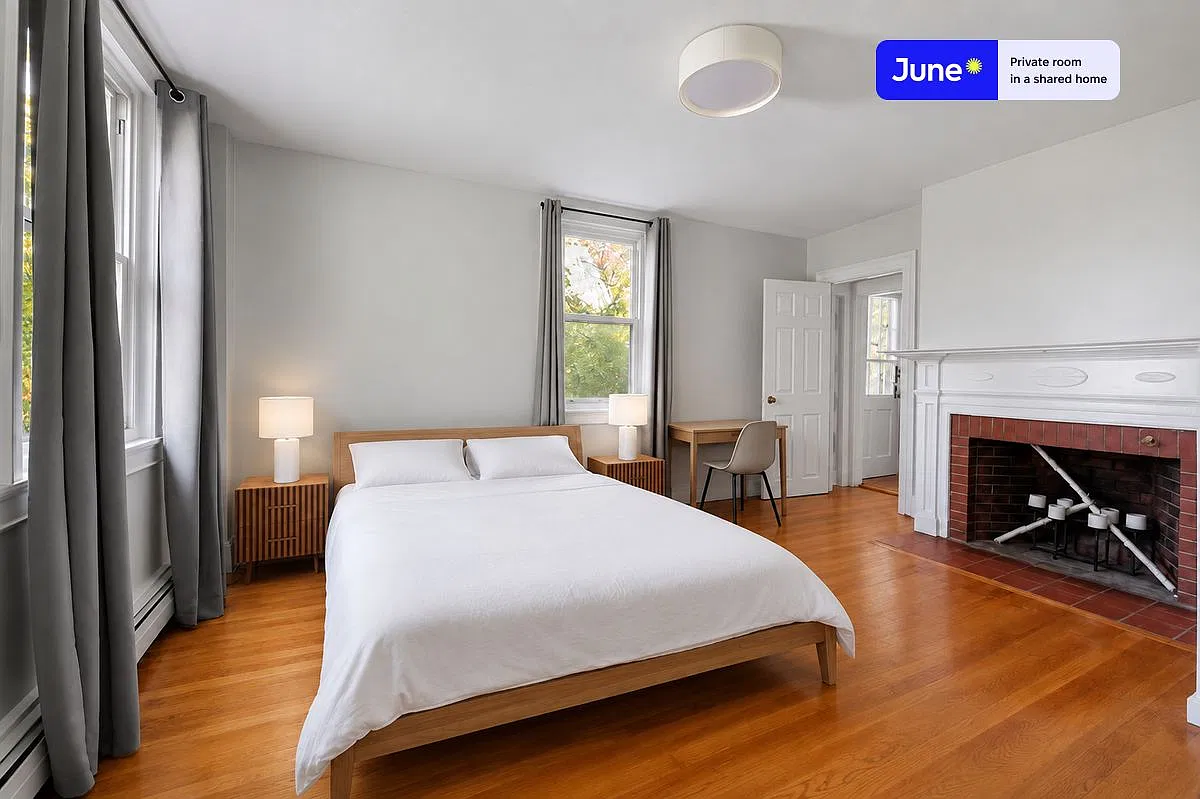 Queen bedroom in 2 bed/1 bath home in Newton Corner #775 A — Photo 1