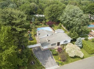 12 Edwards Ln, Glen Cove, NY 11542