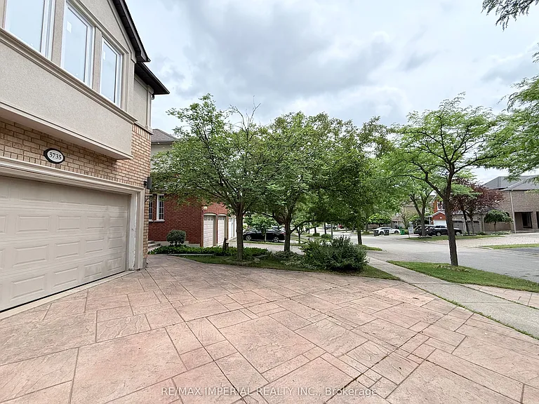 5735 Tayside Cres — Photo 2