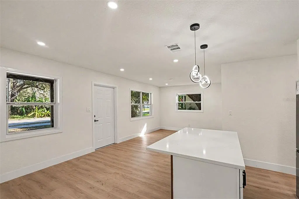 3 bed, 2.0 bath, 1054 sqft, $2,400 — Photo 3