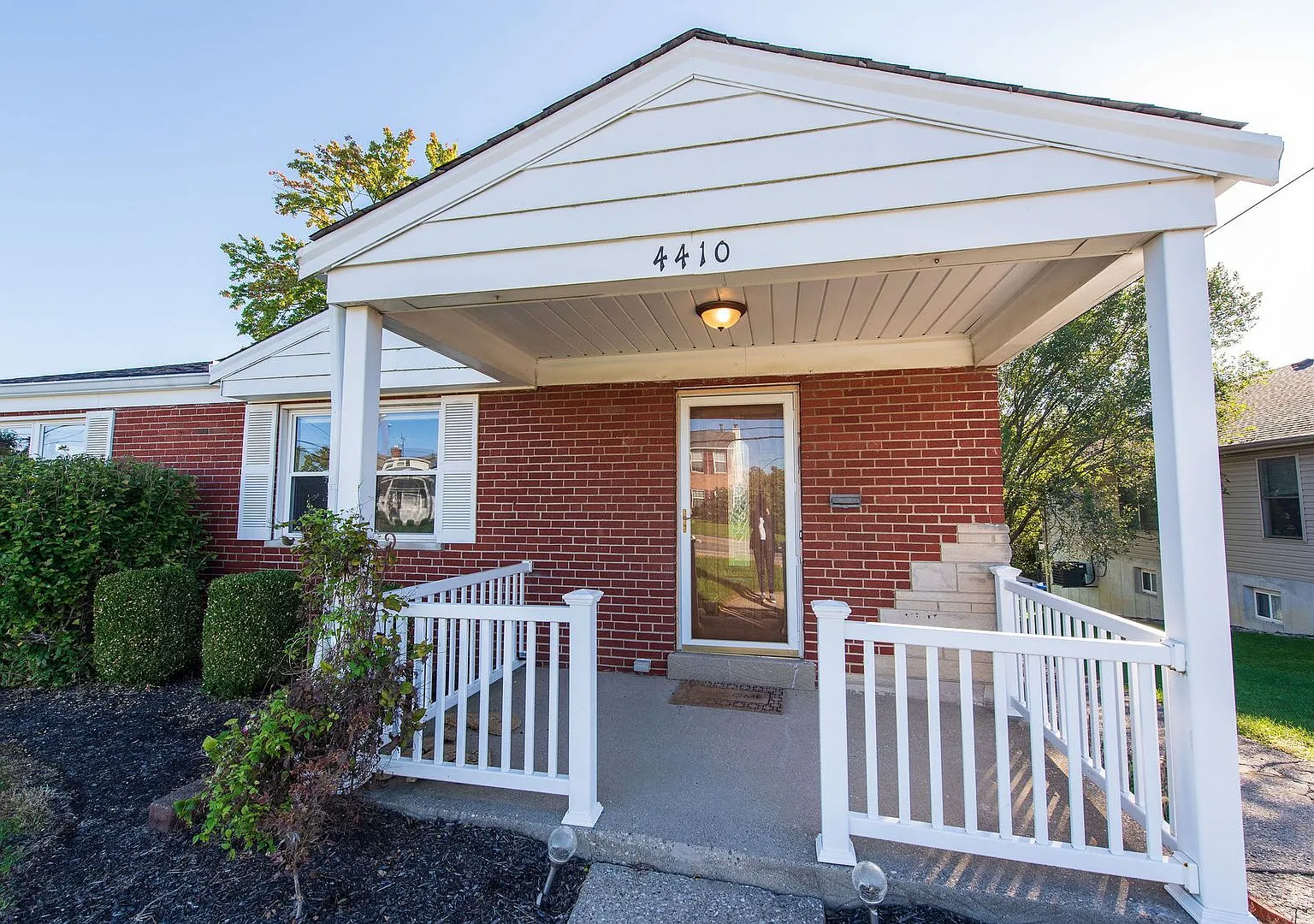 Bridgetown - Charming, Private 3 Bed W Huge Yard — Photo 3