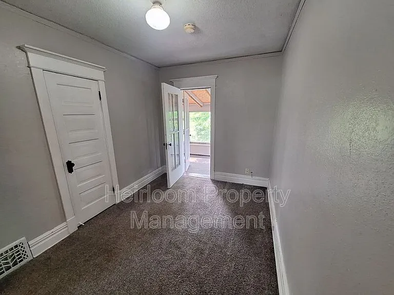 2114 E 4th St — Photo 15