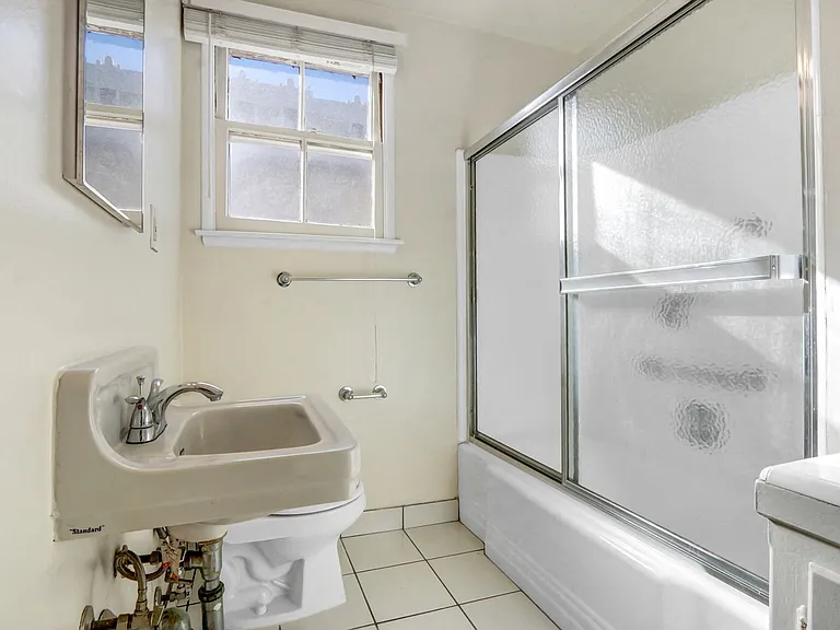 Hayworth Avenue Apartments — Photo 30