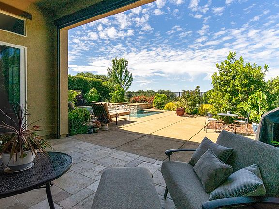 4th image of 1038 Hogarth Way