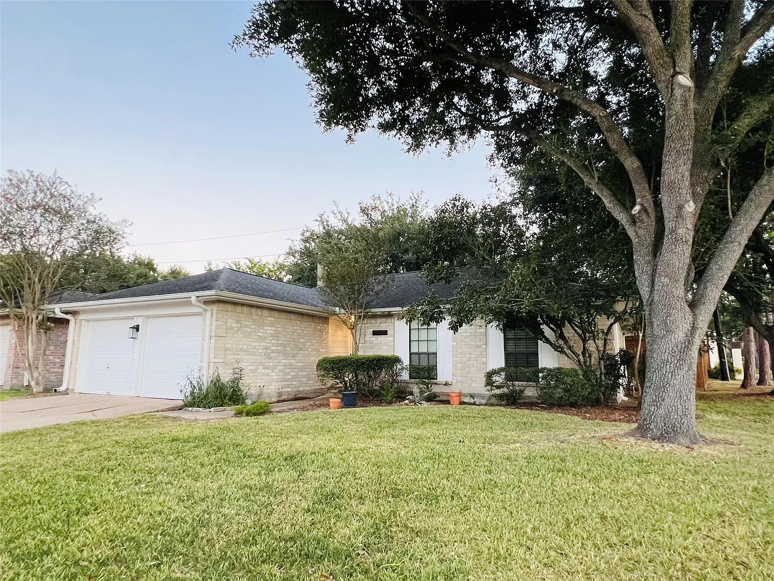 3 bed, 2.0 bath, 1318 sqft, $1,900 — Photo 2