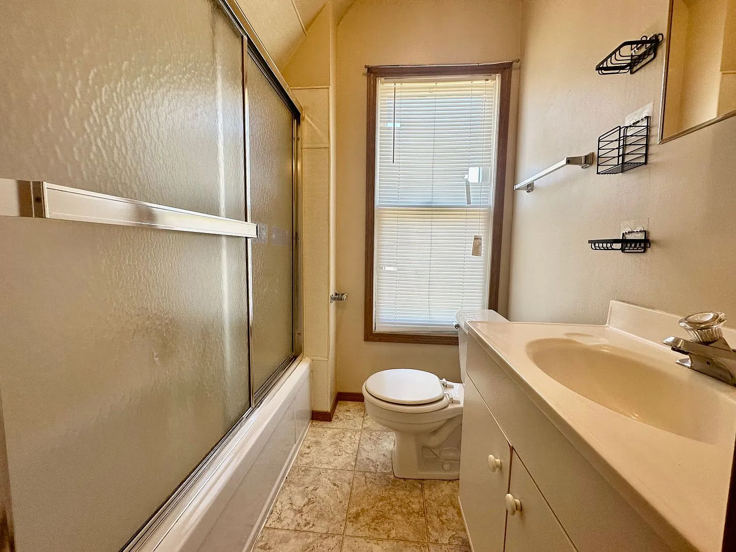 Peteyboy Properties LLC-437 W Jackson A & B — Photo 3
