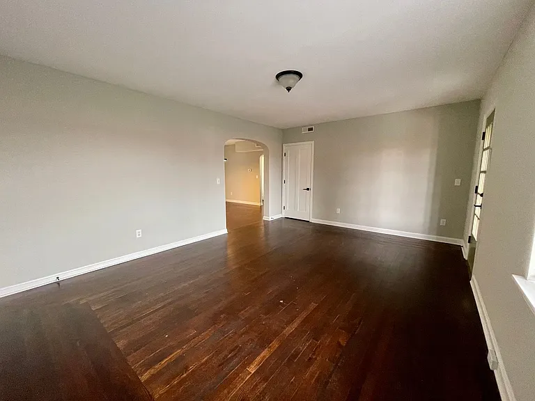 2621-2623 Woodburn Ave. — Photo 6