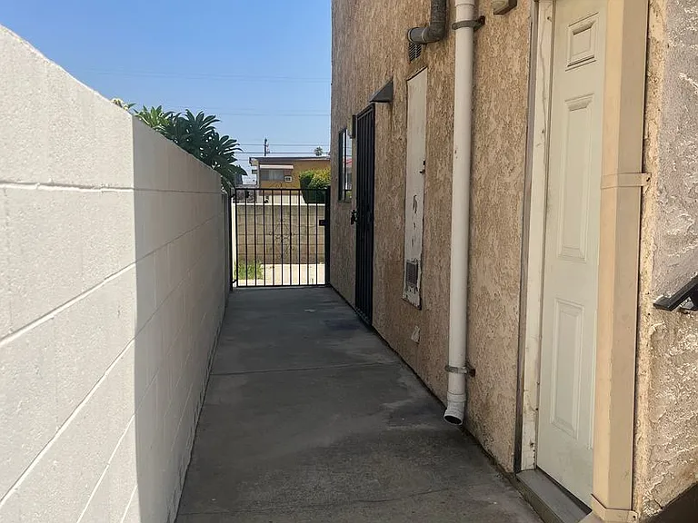 1016 Benito Ave — Photo 19