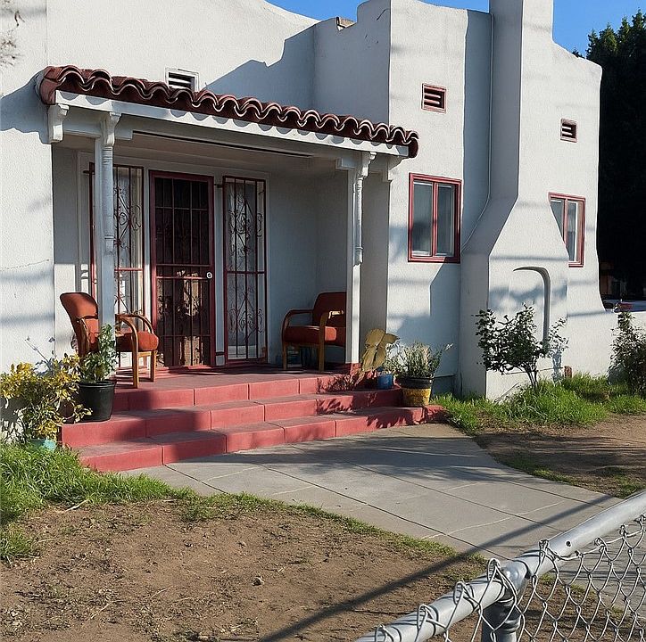 2nd image of 2703 Walnut St
