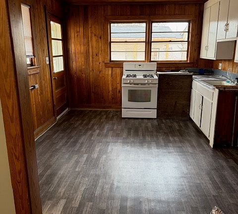 3rd image of 840 Mill St