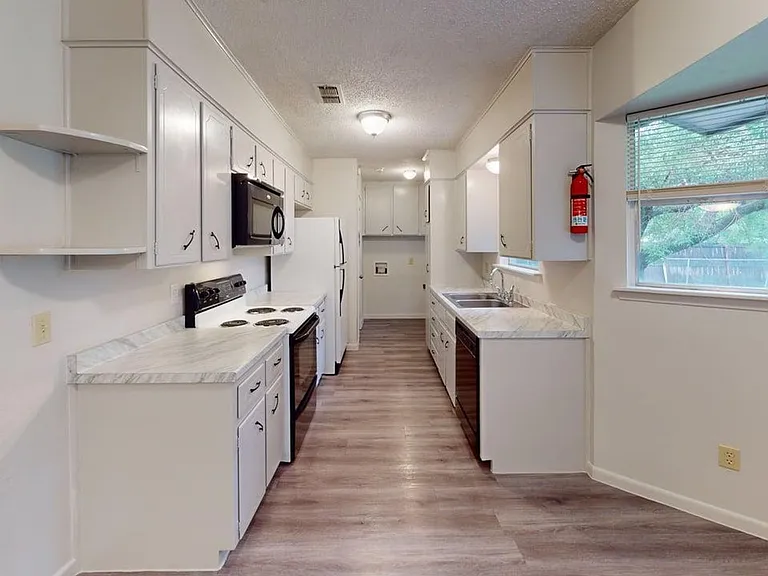 1804 Clarawood Dr — Photo 3