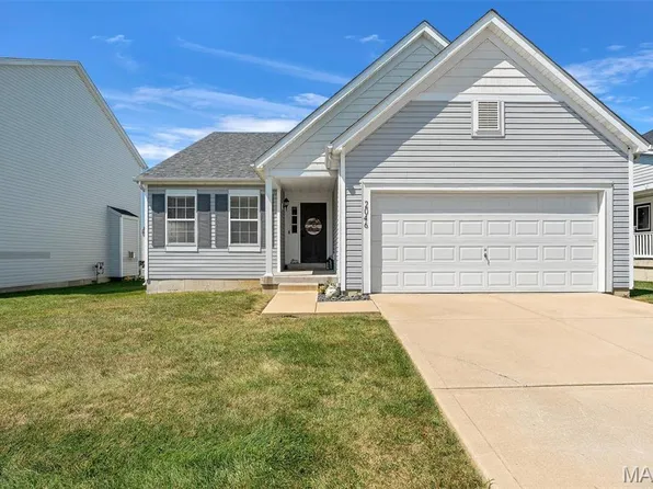 2046 Preston Woods Pkwy, Lake Saint Louis, MO 63367