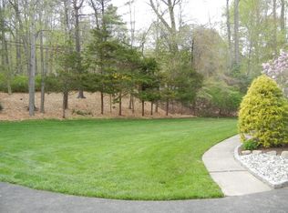 524 W Saddle River Rd, Upper Saddle River, NJ 07458