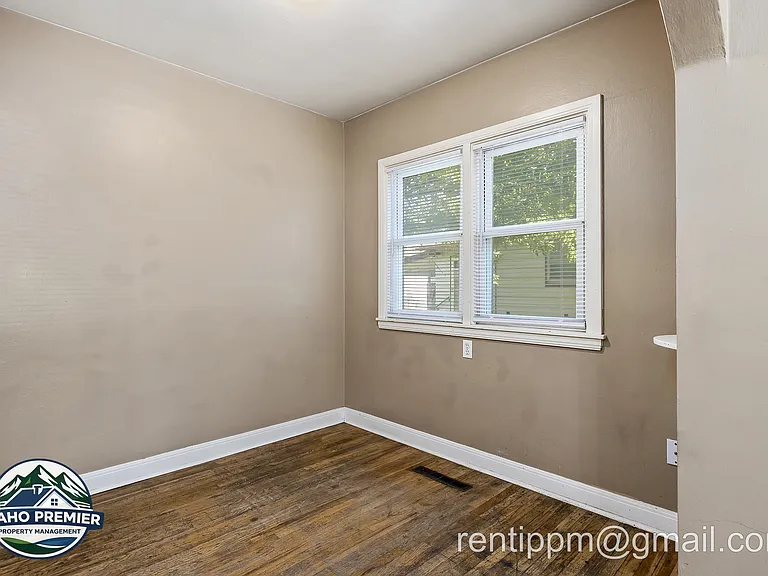 211 Walnut St — Photo 6