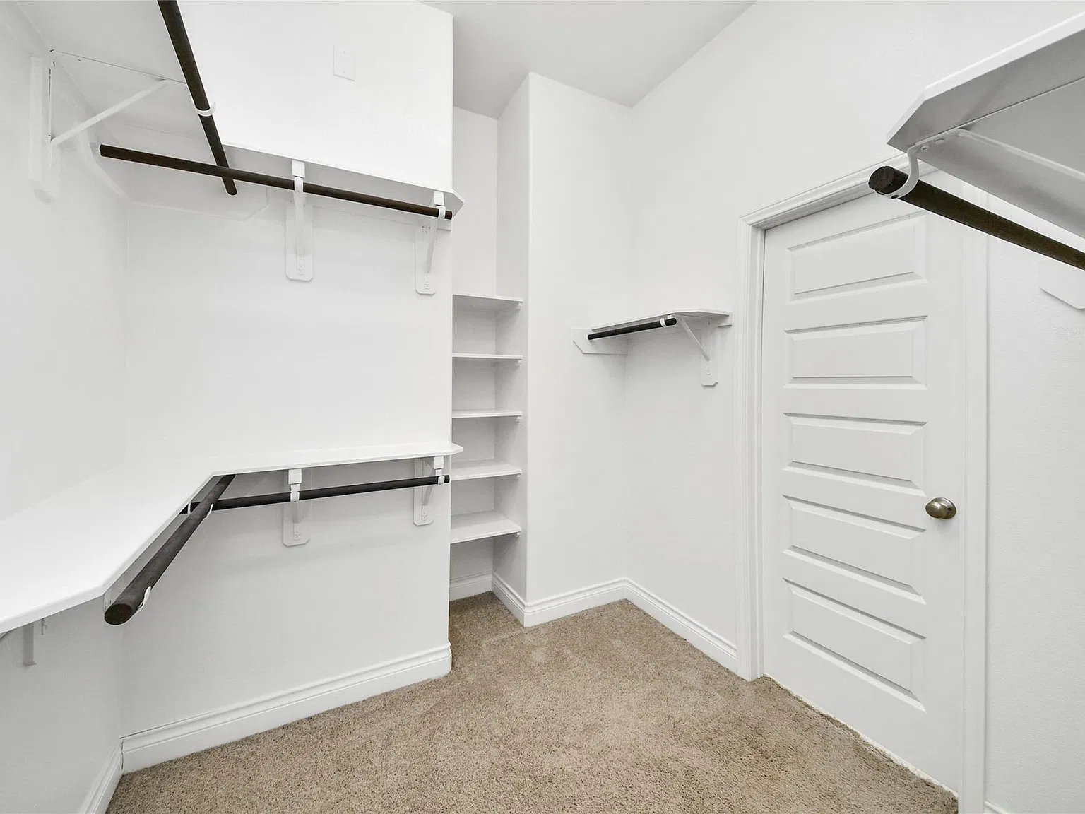 4 bed, 3.0 bath, 2551 sqft, $2,600 — Photo 3