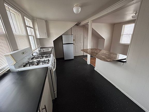 4th image of 435 University Dr Unit 2